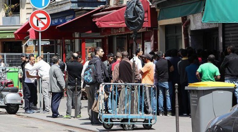 Namaz kılmak için sırada bekliyorlar